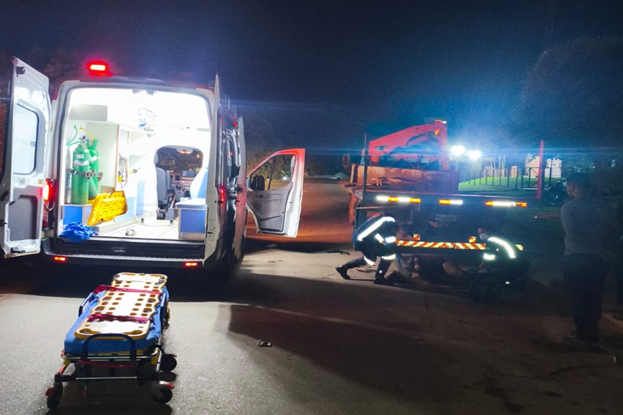 Imagem: O acidente foi registrado durantea madrugada Motociclista fica gravemente ferida com fraturas após colidir em caminhão parado na região do Distrito Industrial