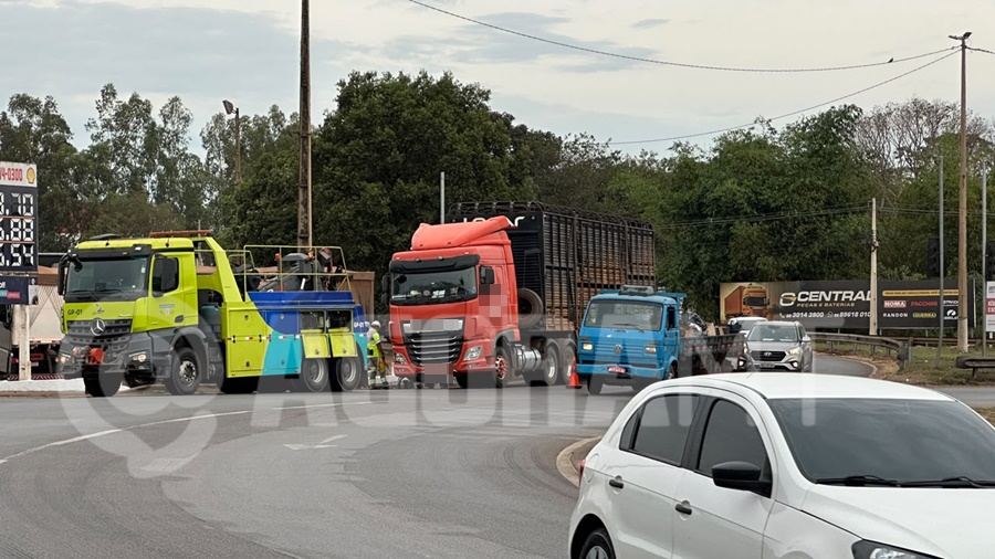 Imagem: O caminhao estava vazio e iria para Acre Pane mecânica faz caminhão perder roda em rotatória e gera transtornos no trânsito em Rondonópolis Imagem: O caminhao estava vazio e iria para Acre Pane mecânica faz caminhão perder roda em rotatória e gera transtornos no trânsito em Rondonópolis