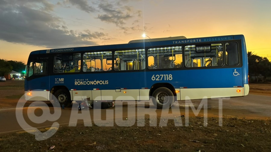 Imagem: Onibus e moto envolvidos no acidente Colisão entre ônibus coletivo e moto mobiliza Samu no bairro Cidade de Deus em Rondonópolis