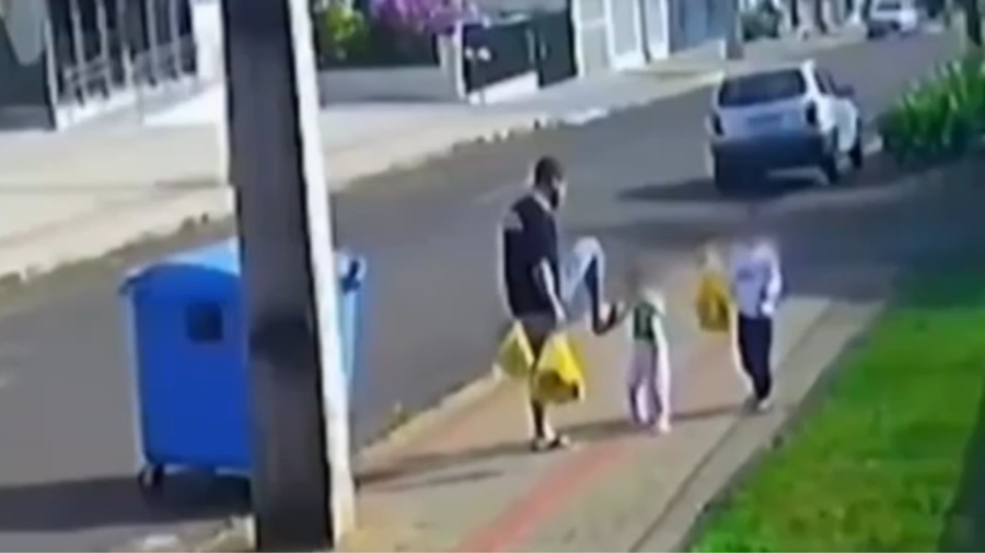 Imagem: Pai chutando o rosto da filha Pai que foi flagrado chutando o rosto da filha de três anos disse que estava irritado com o choro da criança