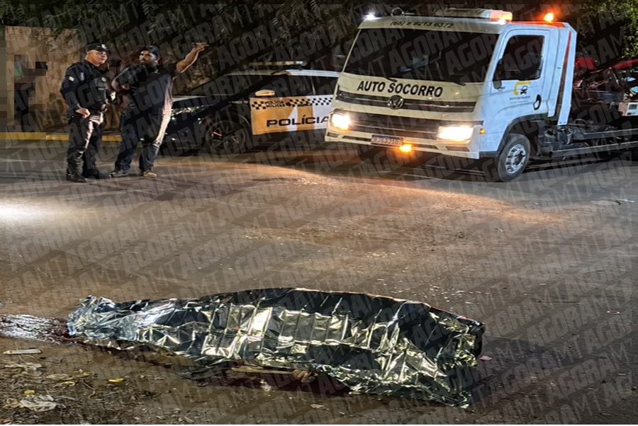 Imagem: Policiais no local do crime Adolescente de 17 anos é assassinado a tiros no bairro Serra Dourada em Rondonópolis
