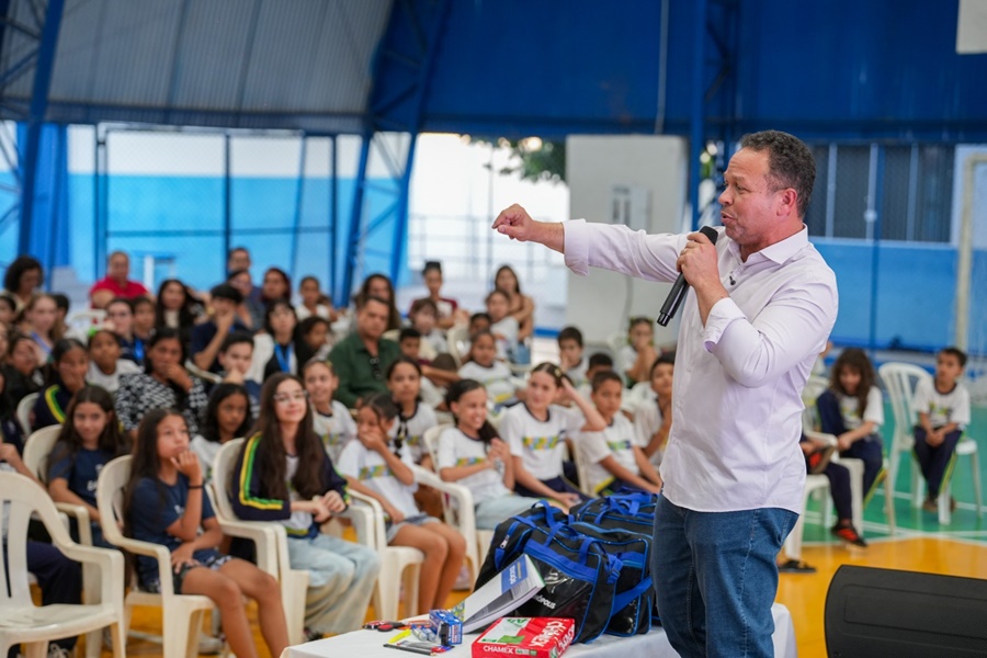 Imagem: Prefeito Claudio Ferreira Em melhoria salarial, prefeito Cláudio Ferreira institui gratificação anual a professores