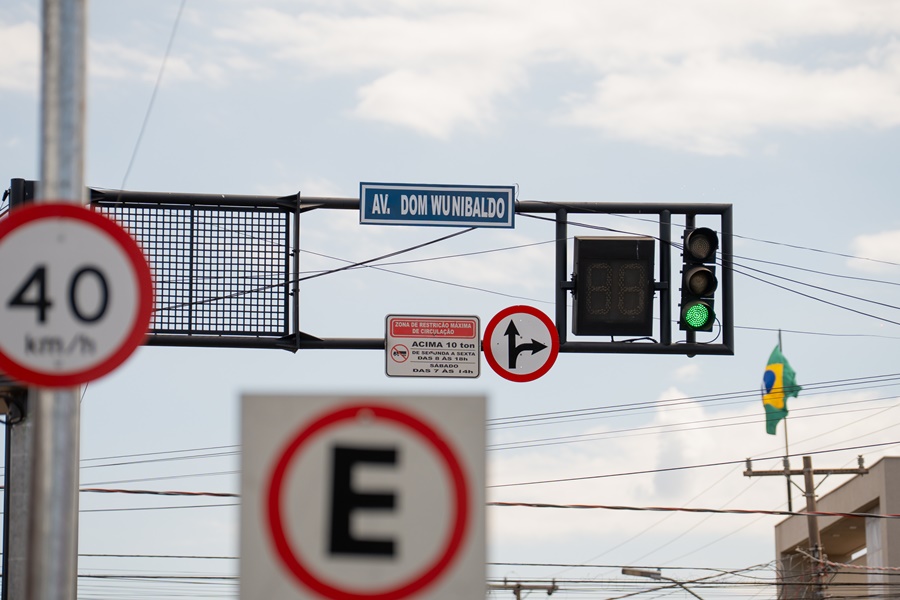 Imagem: SEMAFORO Semáforos de Rondonópolis recebem placas de identificação das ruas e avenidas