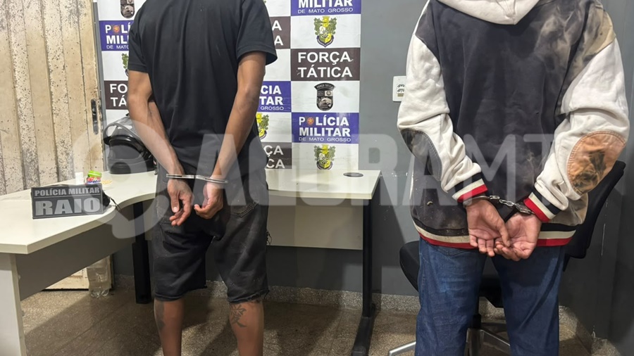 Imagem: Suspeito preso e menor apreendido Suspeito é preso e menor é apreendido pela Força Tática com dezenas de porções de pasta base de cocaína