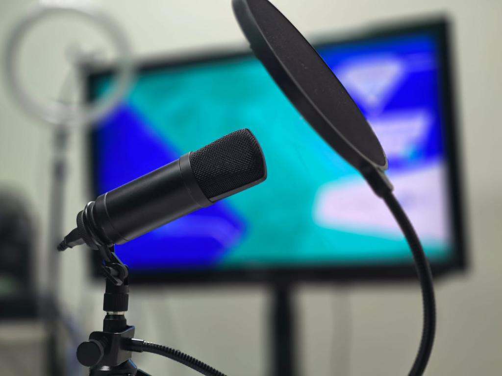 Imagem: TV radio microfone 2 Servidores públicos ficam impedidos de realizar pronunciamentos em cadeia de rádio e TV Imagem: TV radio microfone 2 Servidores públicos ficam impedidos de realizar pronunciamentos em cadeia de rádio e TV