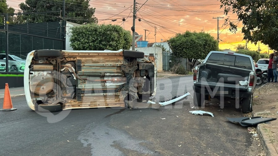 Imagem: Veiculo HB20 capotado Veículo capota em Rondonópolis após motorista perder o controle e colidir com carro estacionado