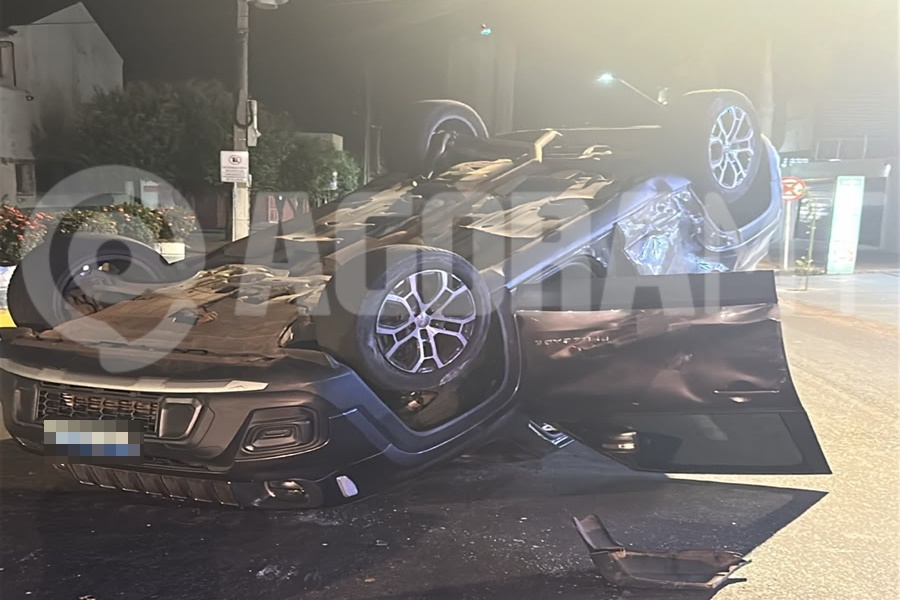 Imagem: Veiculo capotou apos colisao Motorista é preso por suspeita de embriaguez após acidente que causou capotamento na região central de Rondonópolis