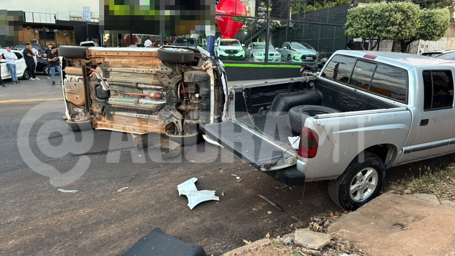 Imagem: Veiculos envolvidos no acidente 1 Veículo capota em Rondonópolis após motorista perder o controle e colidir com carro estacionado