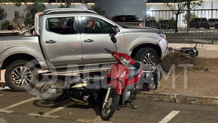 Imagem: Veiculos envolvidos no aciedente Idoso passa mal ao volante, invade canteiro e atinge cinco motos em frente ao Rondon Plaza Shopping em Rondonópolis
