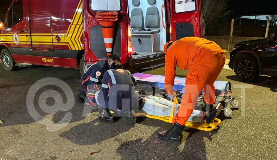 Imagem: Vitima sendo socorrida 1 Mulher fica ferida após desviar de cachorro e cair de moto no Centro de Rondonópolis