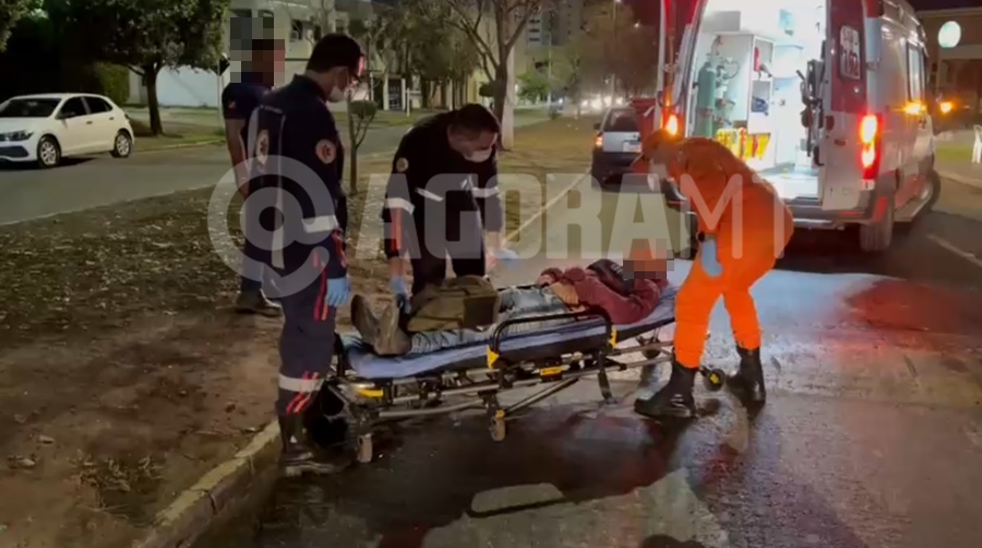 Imagem: Vitima sendo socorrida 2 Manobra para desviar de quebra-molas termina em acidente e motociclista ferido em Rondonópolis