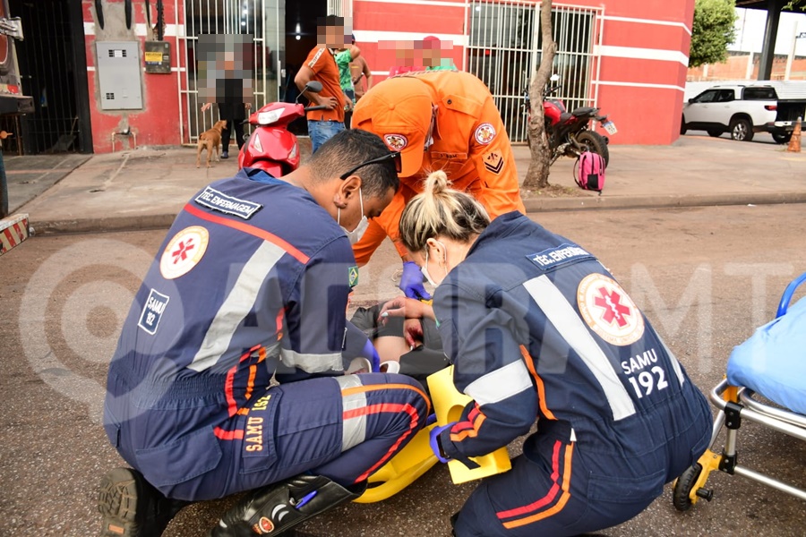 Imagem: Vitima sendo socorrida 3 Motociclista fica ferida após bater na traseira de caminhão parado para entrega em Rondonópolis