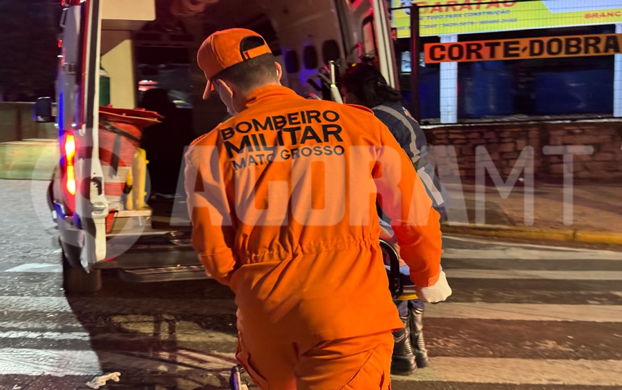 Imagem: Vitima sendo socorrida 4 Mulher é atacada por cão durante caminhada e mobiliza Samu e Corpo de Bombeiros em Rondonópolis