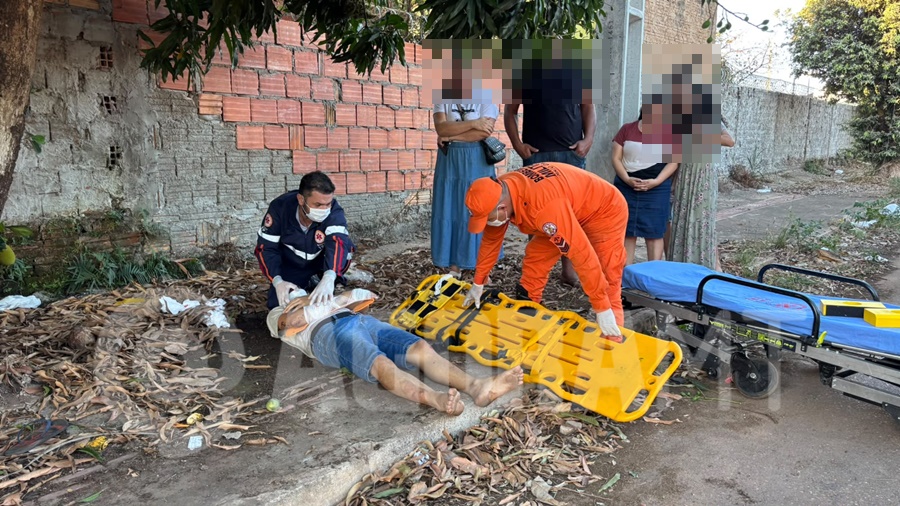 Imagem: Vitima sendo socorrida 5 Motociclista fica ferido com fratura após colisão com Fiat Uno no bairro Sagrada Família em Rondonópolis