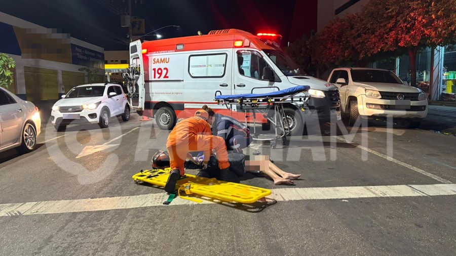 Imagem: Vitima sendo socorrida Motociclista entra na contramão, causa acidente e foge após colisão no Centro de Rondonópolis