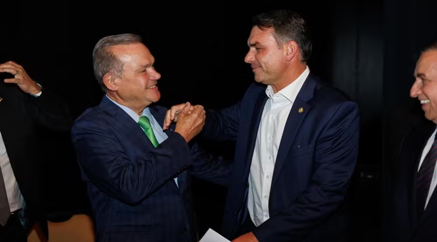 Imagem: WELLINGTON E FLAVIO BOLSONARO Pesquisa em Rondonópolis aponta Wellington Fagundes na liderança para o Governo e Flávio Bolsonaro à frente na disputa pela Presidência