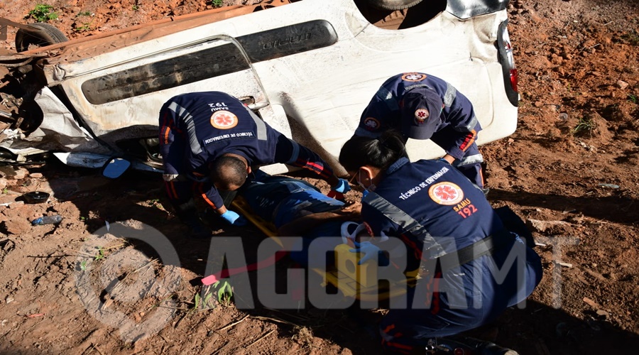 Imagem: WhatsApp Image 2026 07 01 at 15.38.29 Grave acidente entre carreta e carro utilitário deixa motorista ferido no Anel Viário em Rondonópolis