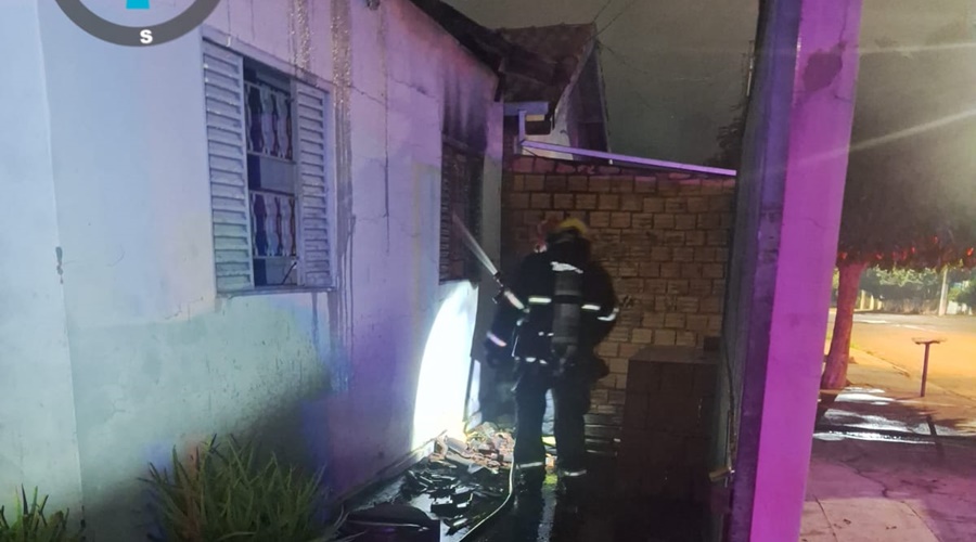 Imagem: WhatsApp Image 2026 07 04 at 17.00.43 2 Casa é atingida por incêndio e mobiliza Corpo de Bombeiros na Vila Itamaraty em Rondonópolis Imagem: WhatsApp Image 2026 07 04 at 17.00.43 2 Casa é atingida por incêndio e mobiliza Corpo de Bombeiros na Vila Itamaraty em Rondonópolis