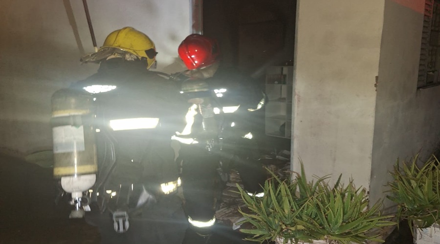 Imagem: WhatsApp Image 2026 07 04 at 17.00.43 Casa é atingida por incêndio e mobiliza Corpo de Bombeiros na Vila Itamaraty em Rondonópolis Imagem: WhatsApp Image 2026 07 04 at 17.00.43 Casa é atingida por incêndio e mobiliza Corpo de Bombeiros na Vila Itamaraty em Rondonópolis