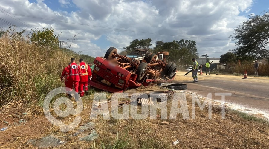 Imagem: WhatsApp Image 2026 07 17 at 14.12.16 Guincho que transportava caminhão carregado com farelo de milho tomba na MT-130 em Rondonópolis