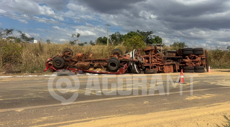 Imagem: WhatsApp Image 2026 07 17 at 14.14.23 1 Guincho que transportava caminhão carregado com farelo de milho tomba na MT-130 em Rondonópolis