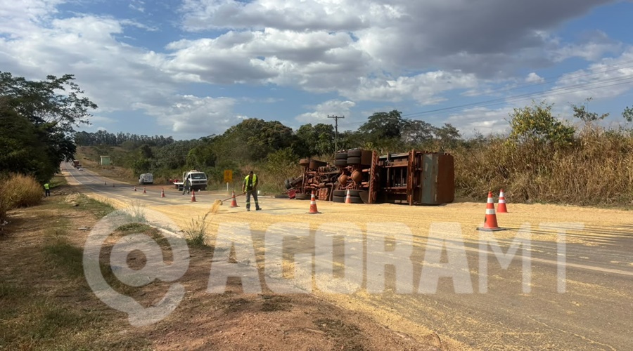 Imagem: WhatsApp Image 2026 07 17 at 14.14.26 Guincho que transportava caminhão carregado com farelo de milho tomba na MT-130 em Rondonópolis