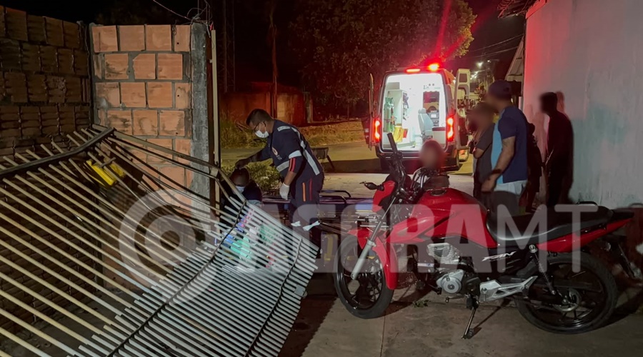 Imagem: WhatsApp Image 2026 07 24 at 23.44.59 Motociclista fica ferido após perder controle e atingir portão de residência em Rondonópolis