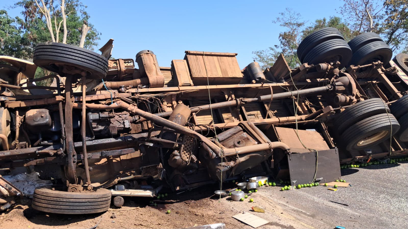 Imagem: WhatsApp Image 2026 07 26 at 13.17.19 Grave acidente envolvendo um carro de passeio e dois caminhões é registrado na BR-364 em Jaciara