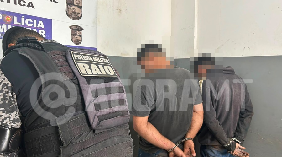 Imagem: adjvodk Irmãos são presos em flagrante pela Força Tática com pistola carregada e drogas em Rondonópolis