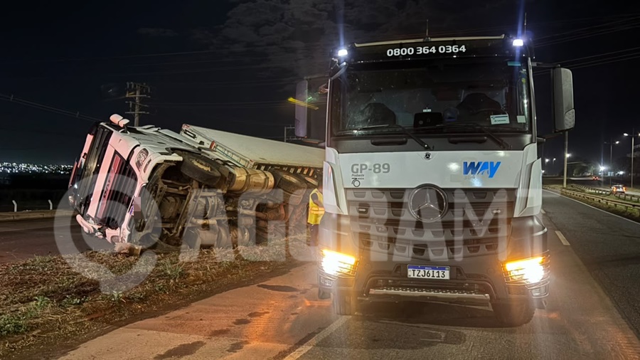 Imagem: carreta tombata na BR 364 Carreta tomba após motorista perder o controle na BR-364; pista ficou parcialmente interditada em Rondonópolis