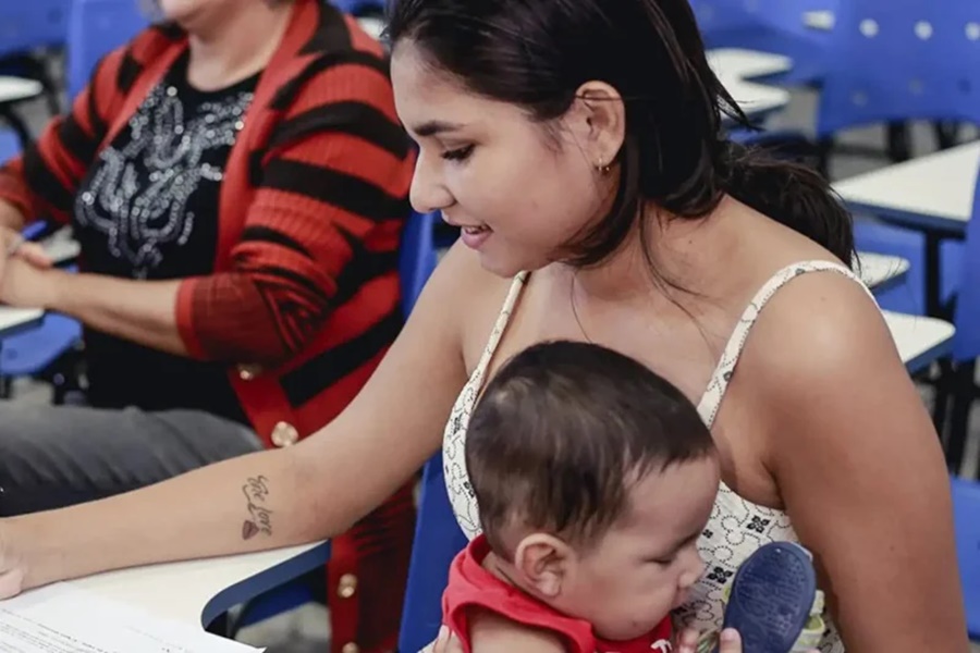 Imagem: estudante mae Mais de 54% dos graduandos já abandonaram curso para cuidar dos filhos