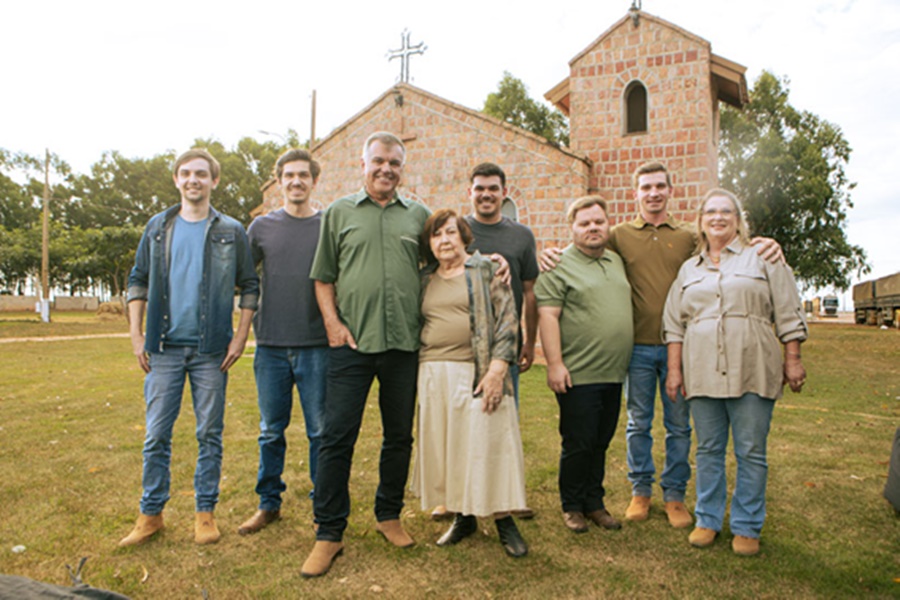 Imagem: familia Basso Parceria de agricultor para agricultor marca atuação da AMAGGI no campo