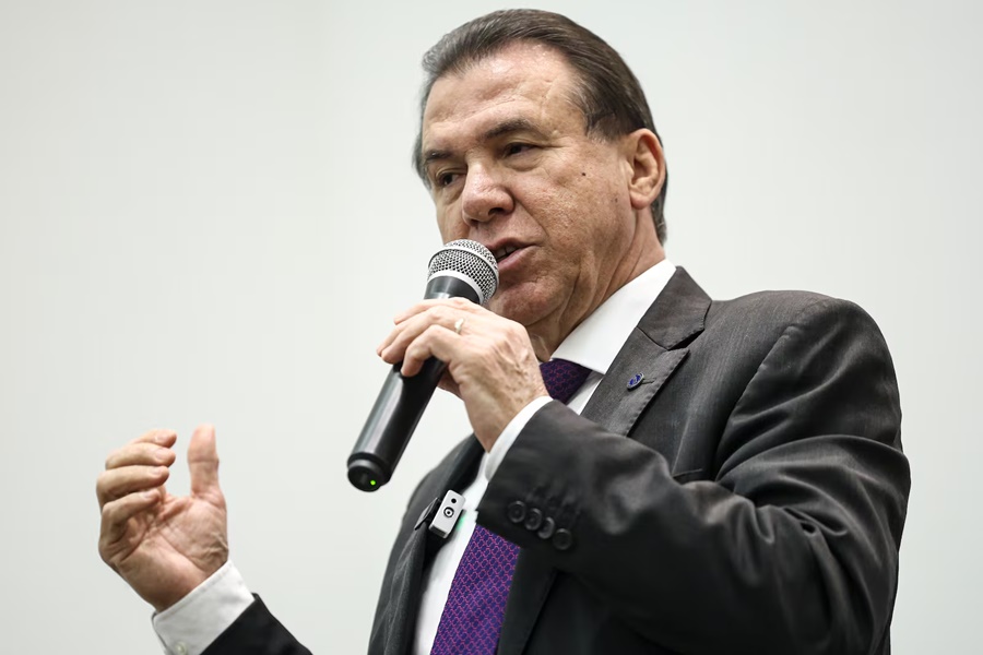 Imagem: ministro do Trabalho e Emprego Luiz Marinho Ministro assina acordo que regulamenta trabalho no comércio durante feriados