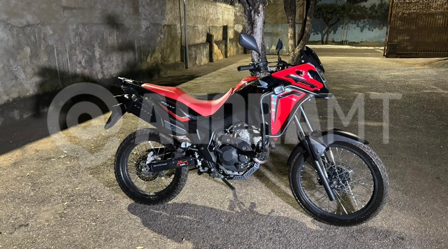 Imagem: nh Suspeitos tentam esconder moto furtada em casa e são presos com drogas e veículo roubado no Parque dos Lírios Imagem: nh Suspeitos tentam esconder moto furtada em casa e são presos com drogas e veículo roubado no Parque dos Lírios