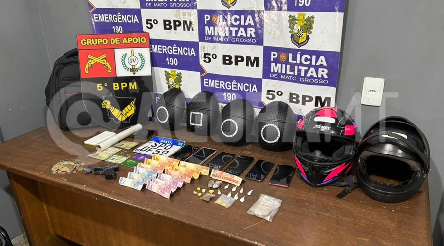 Imagem: skdvm Suspeitos tentam esconder moto furtada em casa e são presos com drogas e veículo roubado no Parque dos Lírios Imagem: skdvm Suspeitos tentam esconder moto furtada em casa e são presos com drogas e veículo roubado no Parque dos Lírios