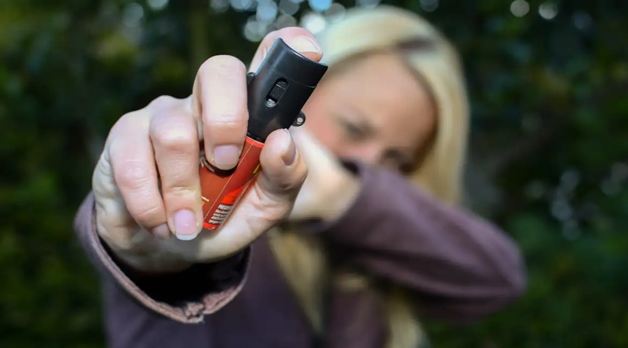 Imagem: spray de pimenta Mulheres podem comprar e usar spray de pimenta para defesa pessoal