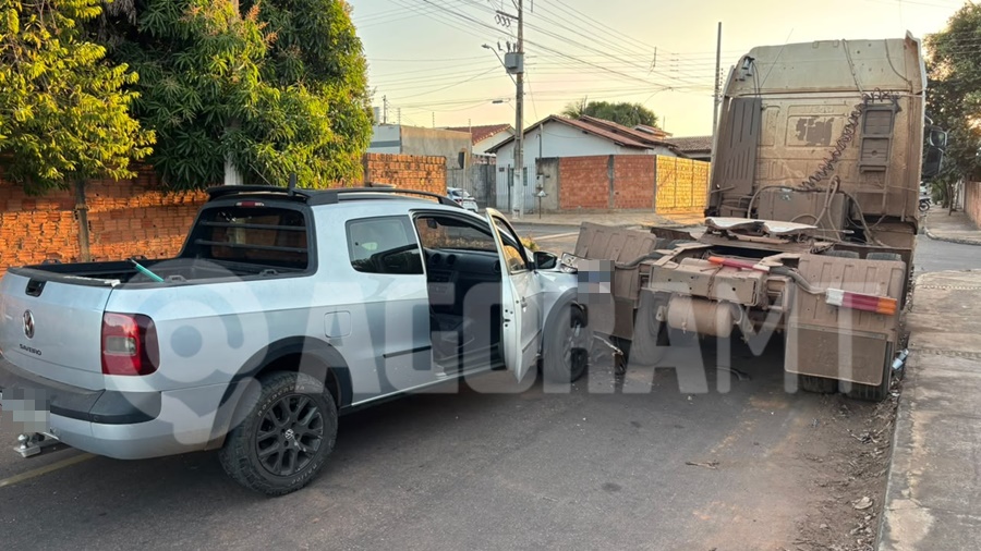 Imagem: veiculos envolvidos no acidente Colisão entre Saveiro e caminhão estacionado deixa passageira ferida em Rondonópolis