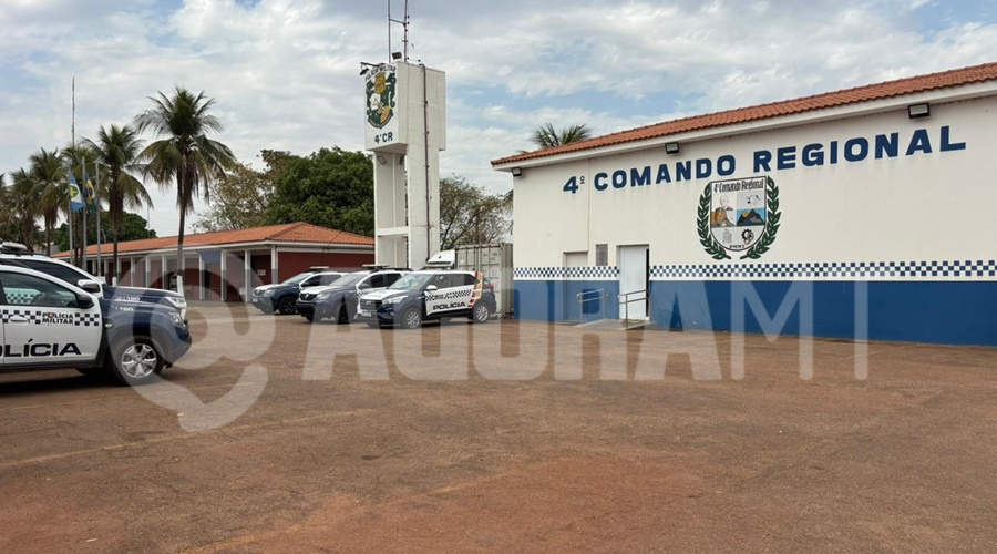 Imagem: 4o CR Criminoso vai à sede da PM em Rondonópolis para se entregar e é preso com mandado em aberto Imagem: 4o CR Criminoso vai à sede da PM em Rondonópolis para se entregar e é preso com mandado em aberto