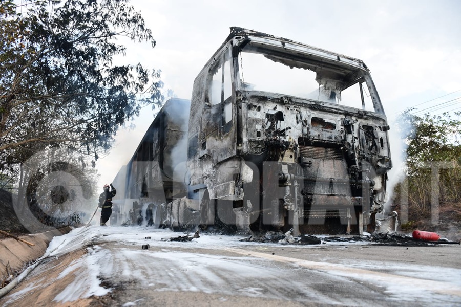Imagem: A carreta estava carregada de adubo EXCLUSIVO | Carreta carregada de adubo fica destruída após pegar fogo na MT-270; motorista saiu ileso Imagem: A carreta estava carregada de adubo EXCLUSIVO | Carreta carregada de adubo fica destruída após pegar fogo na MT-270; motorista saiu ileso