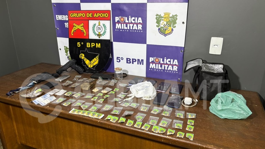 Imagem: Arma e drogas apreebdidas GAP prende dois suspeitos por tráfico e apreende drogas, balança de precisão, simulacro e celulares Imagem: Arma e drogas apreebdidas GAP prende dois suspeitos por tráfico e apreende drogas, balança de precisão, simulacro e celulares