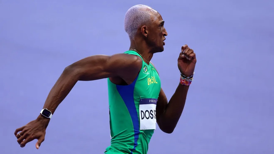 Imagem: Atleta Alison dos Santos Alison dos Santos supera marca histórica e estabelece novo recorde mundial nos 400m com barreiras