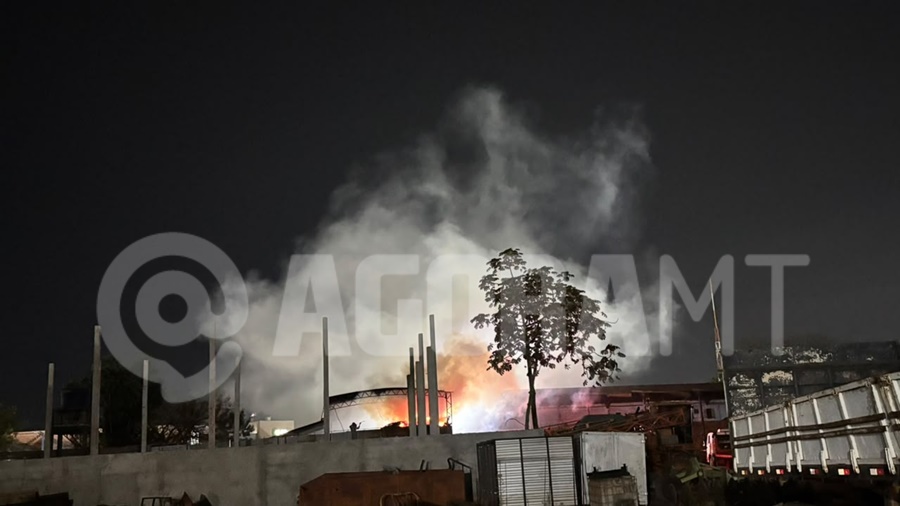 Imagem: Barracao no bairro Rui Barbosa Incêndio de grandes proporções atinge barracão de empresa de implementos agrícolas em Rondonópolis