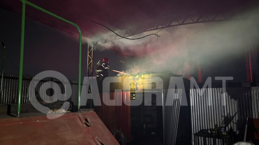 Imagem: Bombeiro apagando o fogo 01 Incêndio de grandes proporções atinge barracão de empresa de implementos agrícolas em Rondonópolis