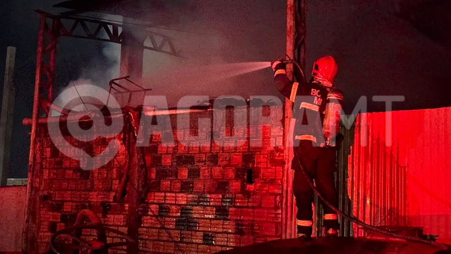 Imagem: Bombeiro apagando o fogo Incêndio de grandes proporções atinge barracão de empresa de implementos agrícolas em Rondonópolis