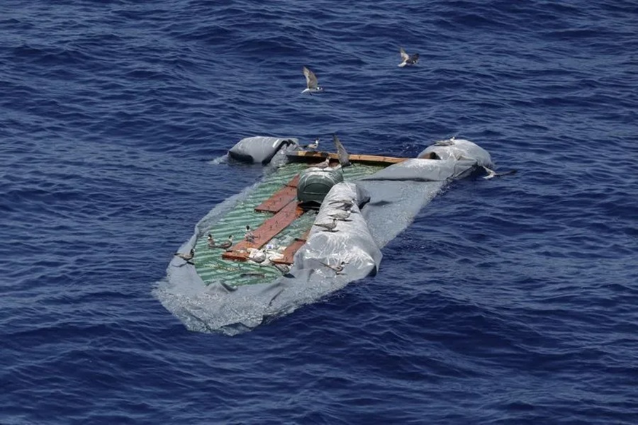 Imagem: Bote inflavel em zona de busca e salvamento no Mediterraneo central Seis corpos de imigrantes foram encontrados no sudeste da Líbia