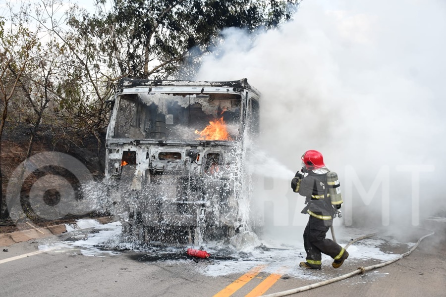 Imagem: Carreta pega fogo na MT 270 01 EXCLUSIVO | Carreta carregada de adubo fica destruída após pegar fogo na MT-270; motorista saiu ileso Imagem: Carreta pega fogo na MT 270 01 EXCLUSIVO | Carreta carregada de adubo fica destruída após pegar fogo na MT-270; motorista saiu ileso