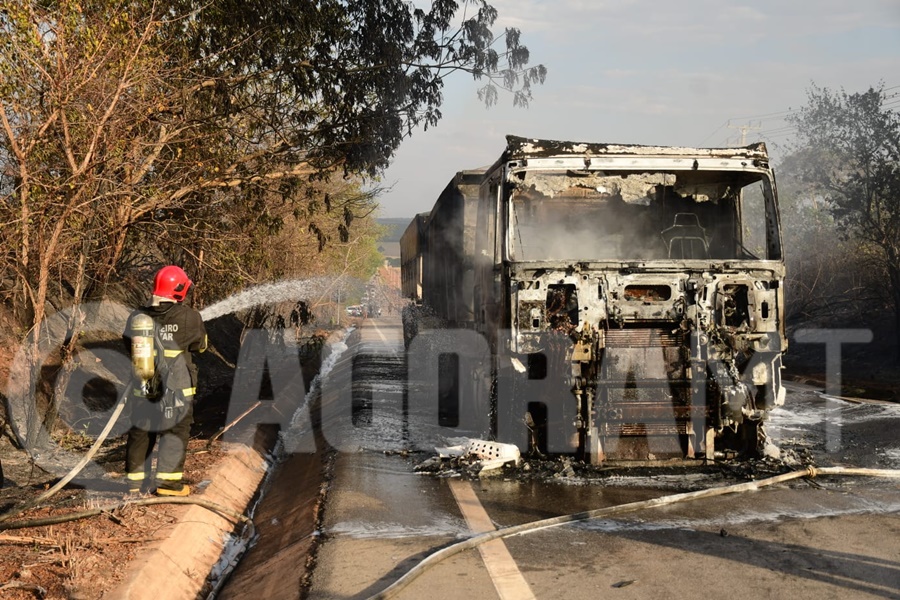 Imagem: Carreta pega fogo na MT 270 02 EXCLUSIVO | Carreta carregada de adubo fica destruída após pegar fogo na MT-270; motorista saiu ileso Imagem: Carreta pega fogo na MT 270 02 EXCLUSIVO | Carreta carregada de adubo fica destruída após pegar fogo na MT-270; motorista saiu ileso
