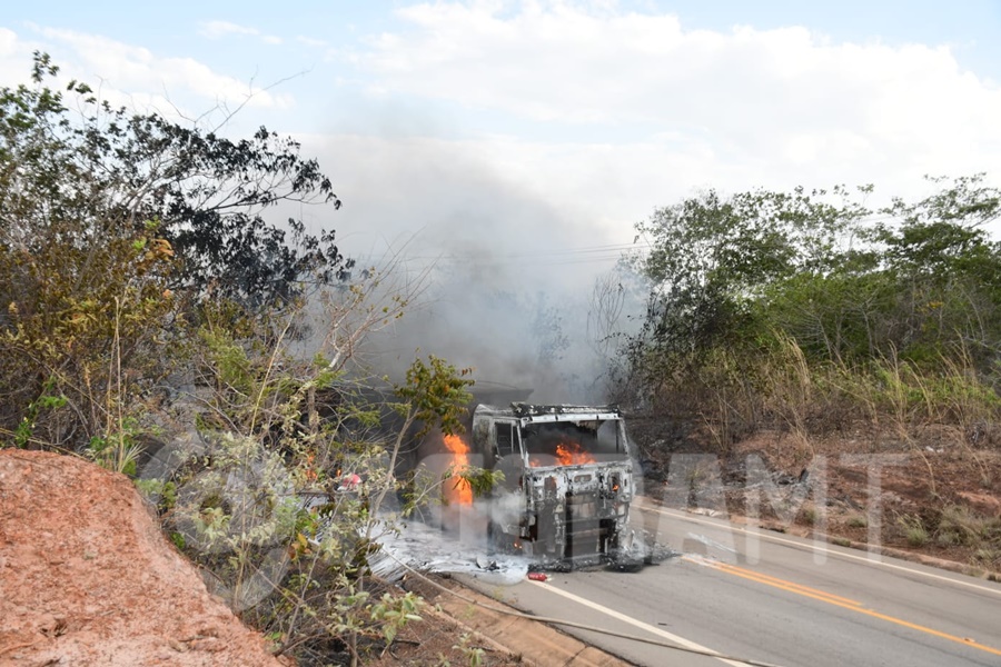 Imagem: Carreta pega fogo na MT 270 03 EXCLUSIVO | Carreta carregada de adubo fica destruída após pegar fogo na MT-270; motorista saiu ileso Imagem: Carreta pega fogo na MT 270 03 EXCLUSIVO | Carreta carregada de adubo fica destruída após pegar fogo na MT-270; motorista saiu ileso