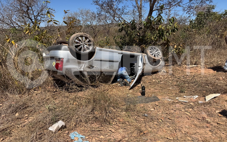 Imagem: Carro capotou na Rodovia do Pai e filho saem ilesos após carro capotar em curva na Rodovia do Peixe em Rondonópolis