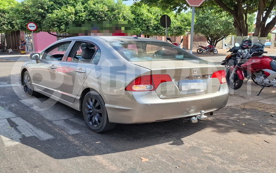 Imagem: Carro envolvido no acidente 1 Idoso conduz bicicleta elétrica com duas crianças na contramão e é atingido por carro em Rondonópolis Imagem: Carro envolvido no acidente 1 Idoso conduz bicicleta elétrica com duas crianças na contramão e é atingido por carro em Rondonópolis